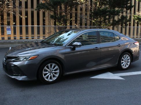 Used 2019 Toyota Camry LE FWD image 12