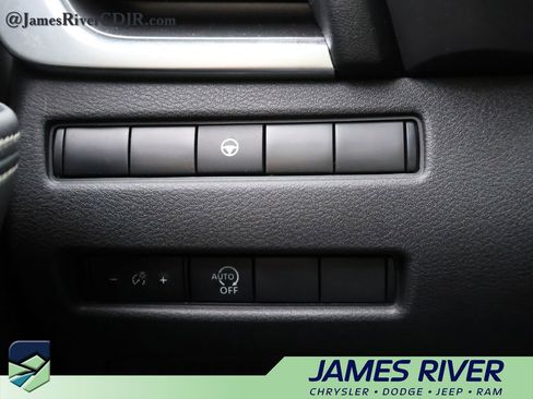 Used 2023 Nissan Rogue SV image 30