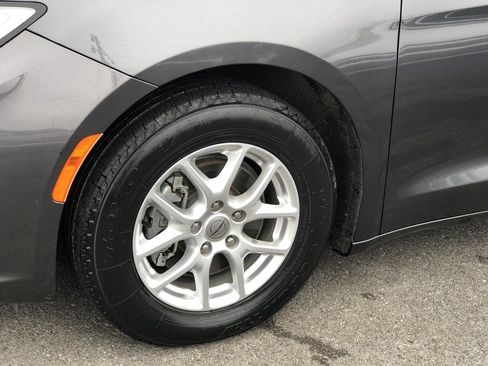 Used 2022 Chrysler Pacifica Touring-L image 2