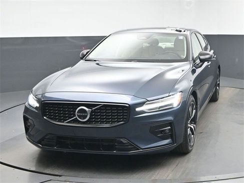 Used 2025 Volvo S60 B5 Plus image 3