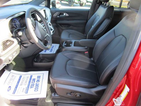 New 2025 Chrysler Pacifica Select image 21