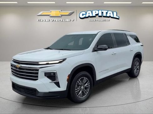 Used 2025 Chevrolet Traverse LT w/ Enhanced Driving Package FWD image 1