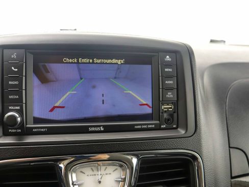 Used 2015 Chrysler Town & Country Touring FWD image 27