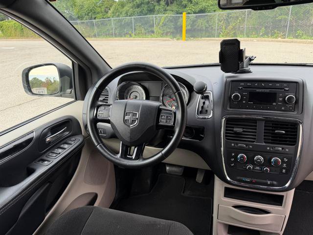 Used 2016 Dodge Grand Caravan SE FWD image 12