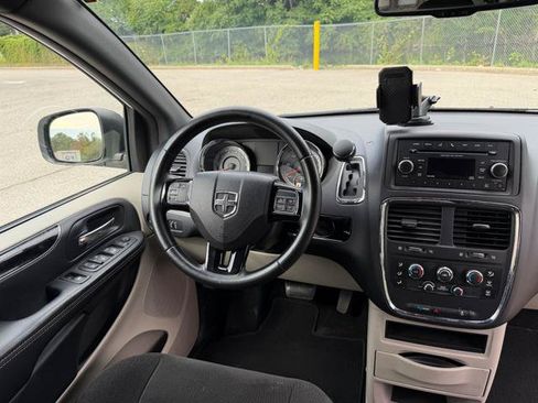 Used 2016 Dodge Grand Caravan SE FWD image 12