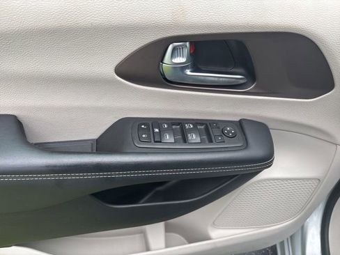 Used 2023 Chrysler Voyager LX FWD image 19