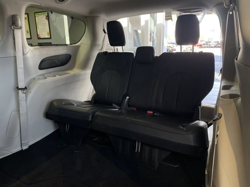 Used 2022 Chrysler Pacifica Touring-L image 17