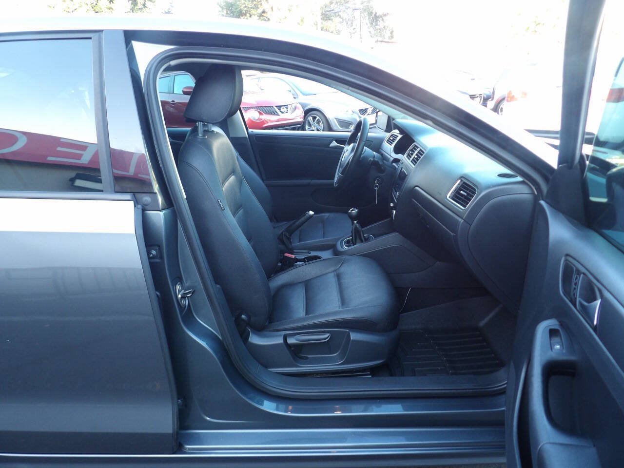 Used 2011 Volkswagen Jetta SE FWD image 6