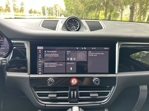Certified 2025 Porsche Macan AWD/4WD image 11