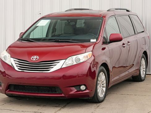 Used 2016 Toyota Sienna XLE image 44