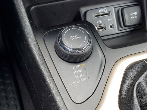 Used 2017 Jeep Cherokee Sport w/ Cold Weather Group AWD/4WD image 16