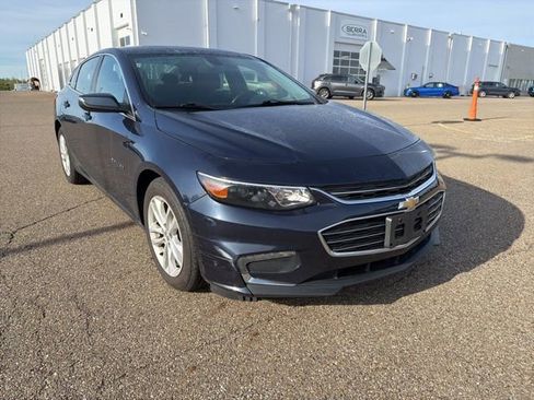 Used 2017 Chevrolet Malibu LT FWD image 2