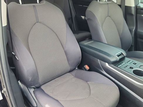 Used 2022 Toyota Highlander LE AWD/4WD image 15