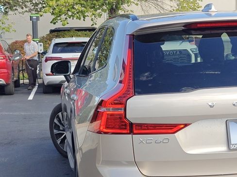 Used 2025 Volvo XC60 B5 Plus image 35