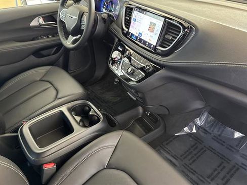 New 2026 Chrysler Pacifica Select image 14