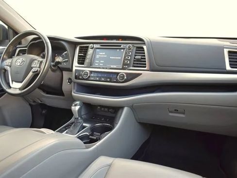 Used 2018 Toyota Highlander XLE AWD/4WD image 13