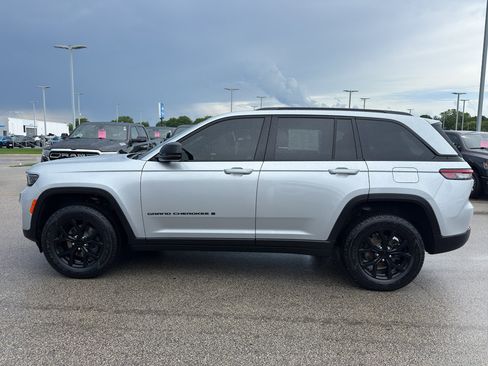 Used 2025 Jeep Grand Cherokee Altitude AWD/4WD image 6