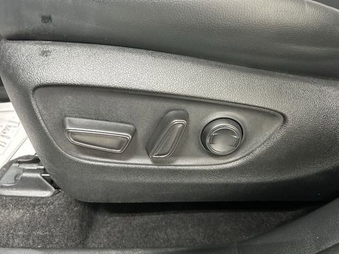 Used 2023 Toyota Highlander XLE AWD/4WD image 10
