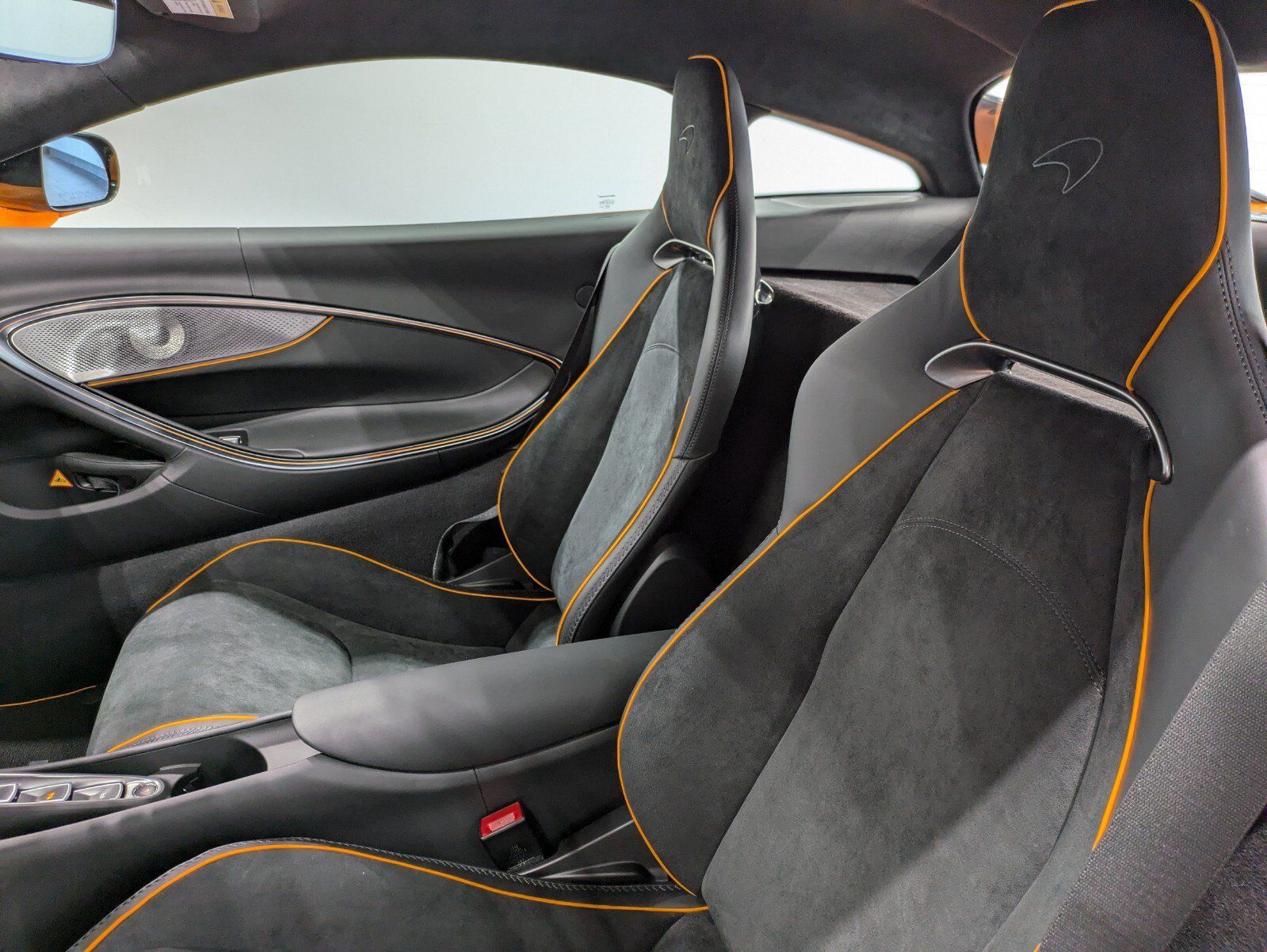 Used 2025 McLaren Artura RWD image 10