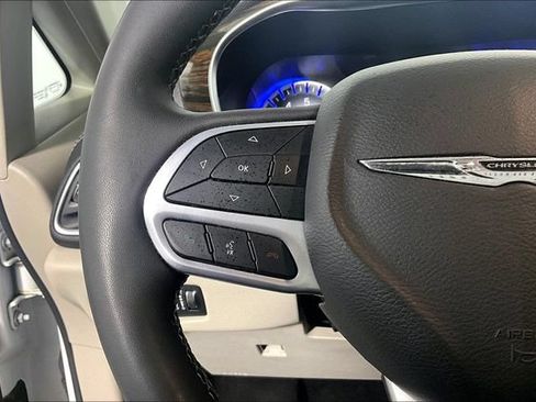 Used 2023 Chrysler Pacifica Limited FWD image 21