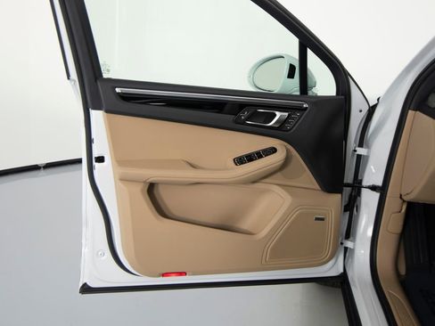 New 2026 Porsche Macan AWD/4WD image 18