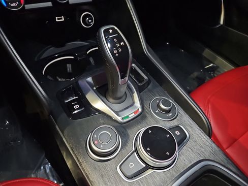 Used 2020 Alfa Romeo Giulia image 21