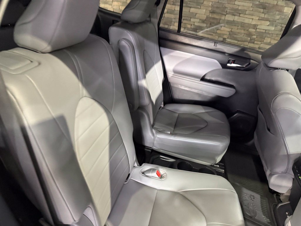 Used 2022 Toyota Highlander XLE AWD/4WD image 35
