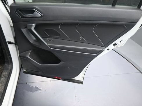 Used 2022 Volkswagen Tiguan SE w/ Panoramic Sunroof Package FWD image 15