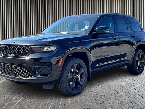 New 2025 Jeep Grand Cherokee Altitude image 2