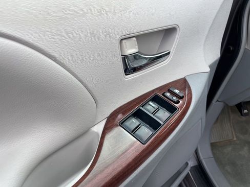 Used 2013 Toyota Sienna XLE w/ Entertainment Pkg FWD image 23