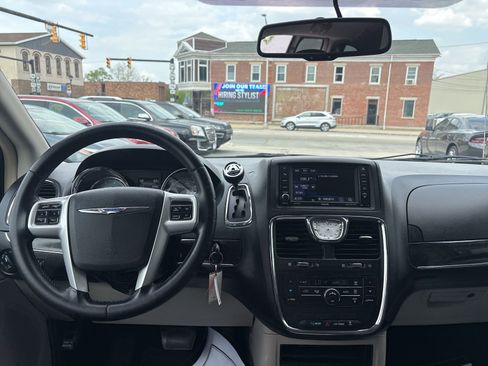 Used 2015 Chrysler Town & Country Touring FWD image 16