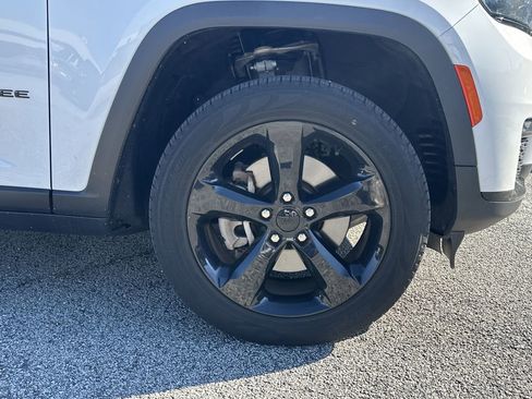 Used 2023 Jeep Grand Cherokee L Limited w/ Black Appearance Package image 13
