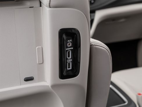 Used 2018 Chrysler Pacifica Limited FWD image 30