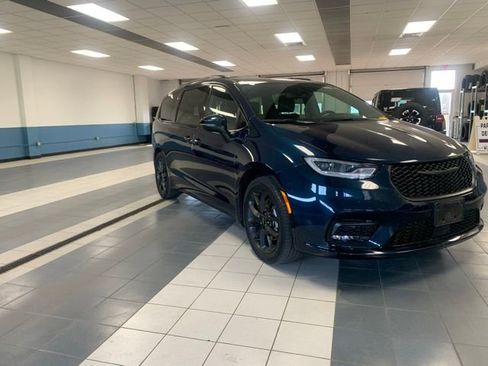 Used 2023 Chrysler Pacifica Touring-L w/ S Appearance Package FWD image 7