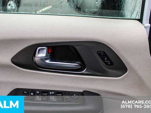 Used 2023 Chrysler Pacifica Touring-L image 40