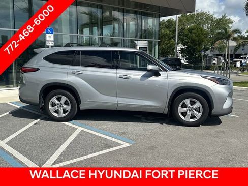 Used 2022 Toyota Highlander LE AWD/4WD image 5