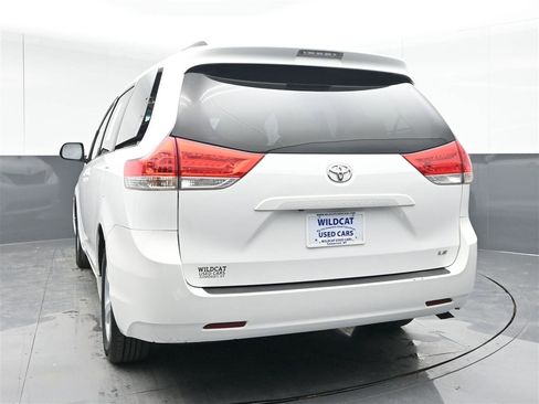 Used 2012 Toyota Sienna LE image 6