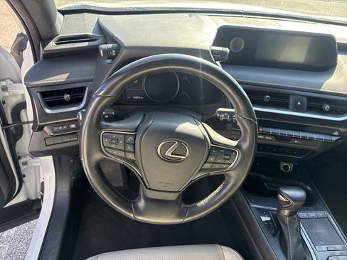 Used 2022 Lexus UX 200 w/ Premium Package image 11
