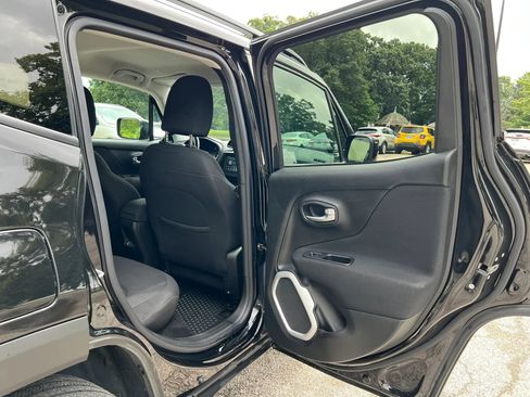 Used 2018 Jeep Renegade Latitude w/ Cold Weather Group AWD/4WD image 15