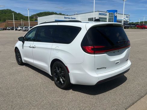 Used 2025 Chrysler Pacifica Limited FWD image 5