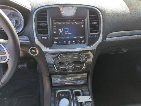 Used 2018 Chrysler 300 Touring w/ Chrome Appearance Package image 9