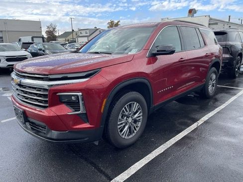 New 2025 Chevrolet Traverse LT image 3