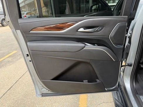 Used 2024 Cadillac Escalade ESV Luxury RWD image 30