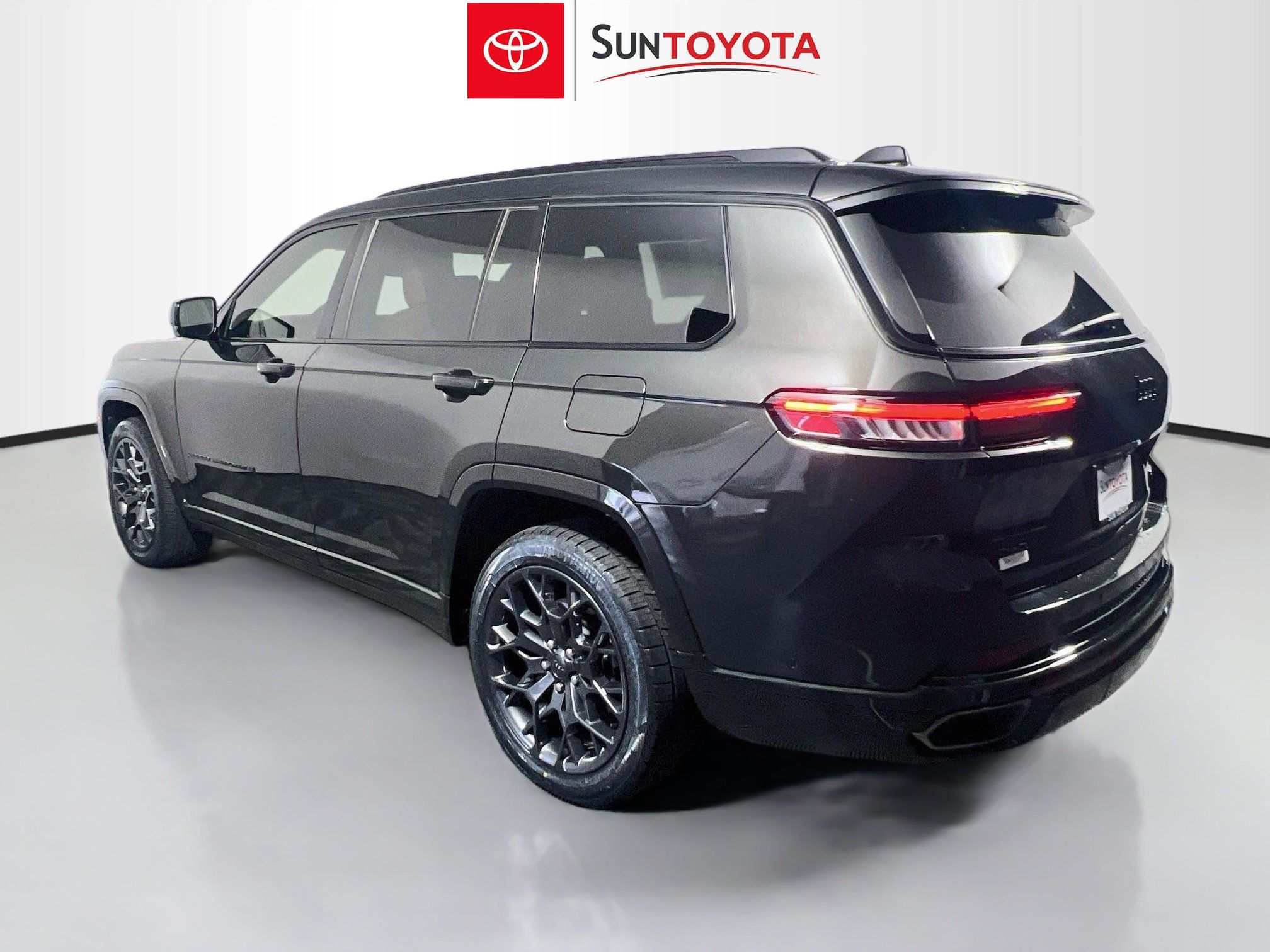 Used 2024 Jeep Grand Cherokee L Summit w/ High Altitude Package AWD/4WD image 6
