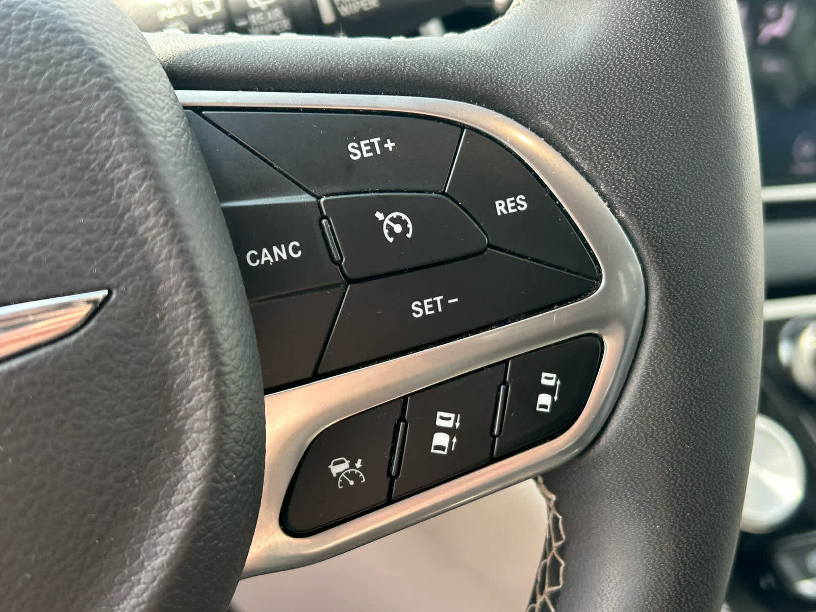 Used 2024 Chrysler Pacifica Touring-L FWD image 27