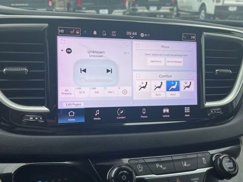 Used 2023 Chrysler Pacifica Touring-L FWD image 38