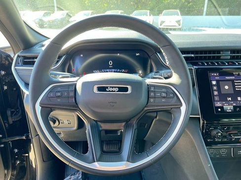 Used 2023 Jeep Grand Cherokee L Laredo image 13