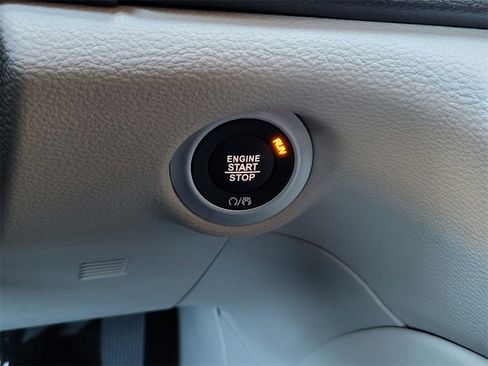 Used 2022 Chrysler Pacifica Limited image 23