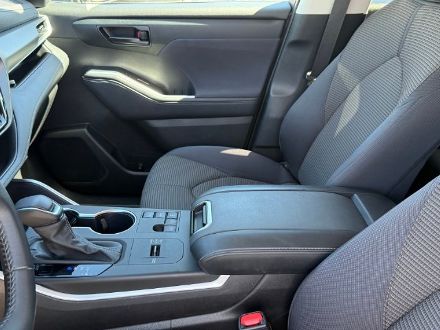 Used 2024 Toyota Highlander LE FWD image 12