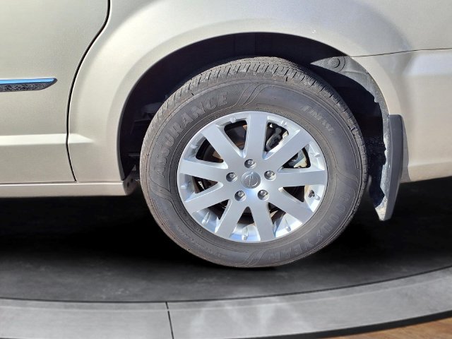 Used 2016 Chrysler Town & Country Touring FWD image 15